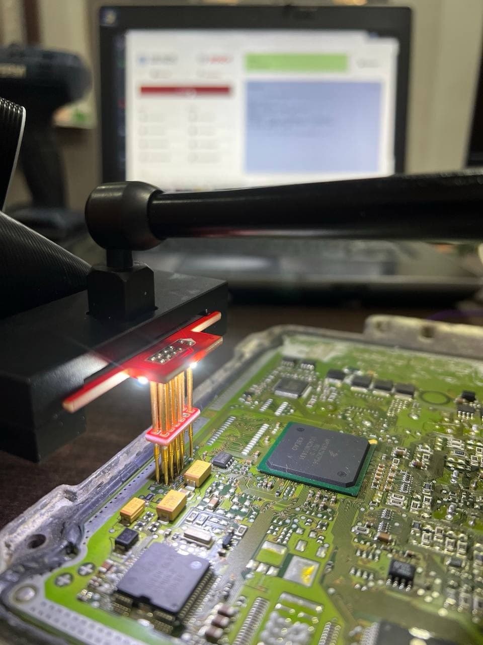 Контактне зчитування даних з плати ECU