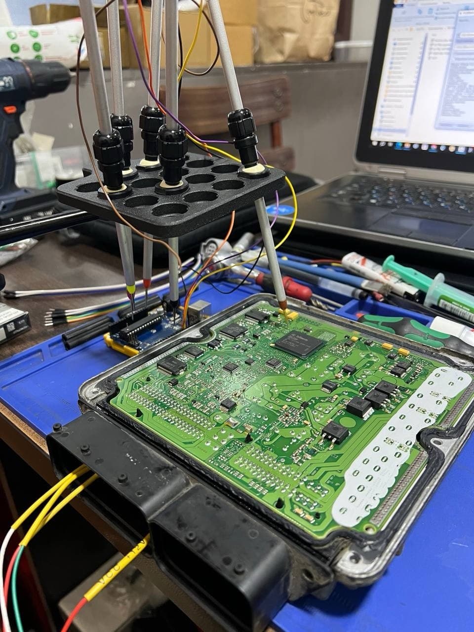 Щупи підключені до плати автомобільного ECU