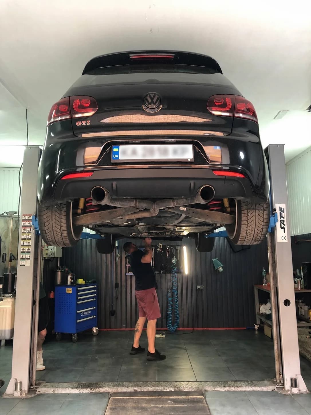 Volkswagen Golf GTI на підйомнику в сервісі TURBO EXPERT