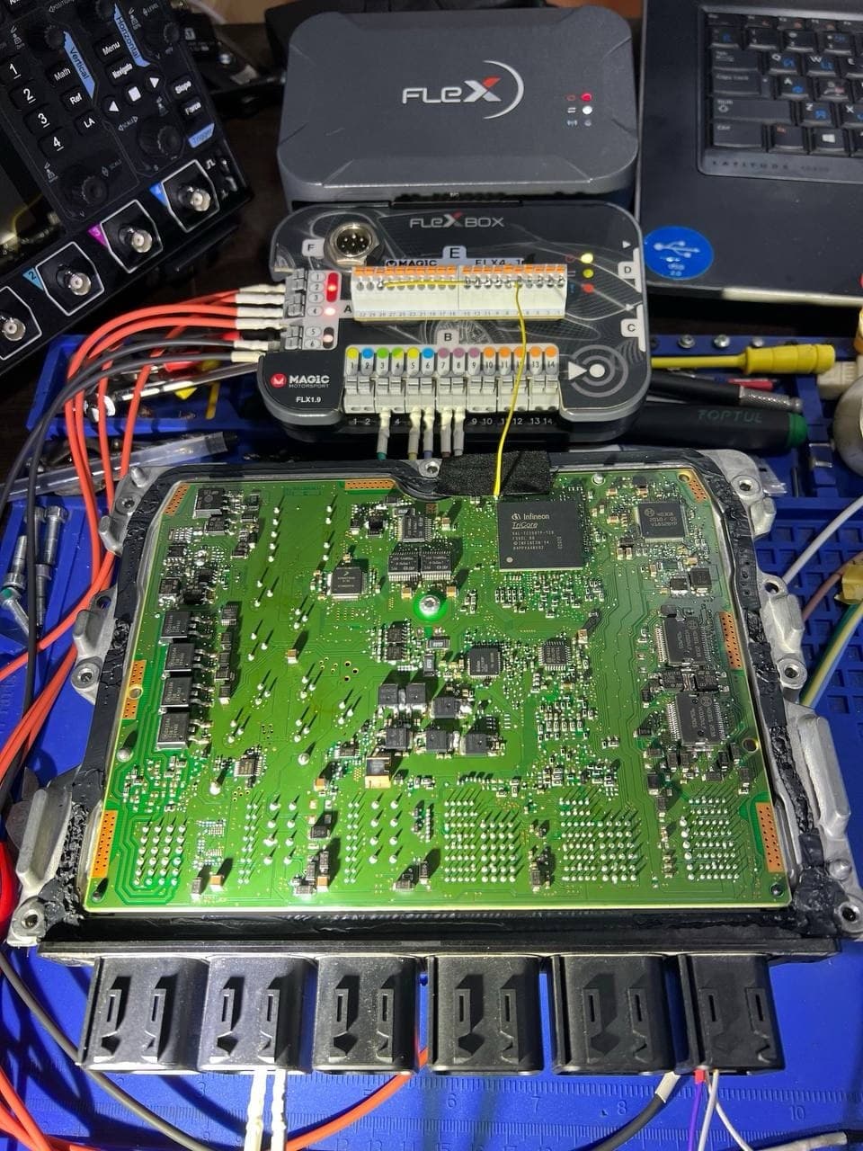 Плата ECU підключена до програматора FLEX