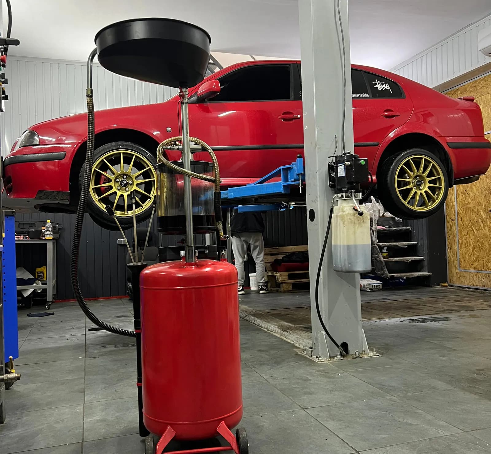 Автомобіль на підйомнику в сервісі TURBO EXPERT у Києві